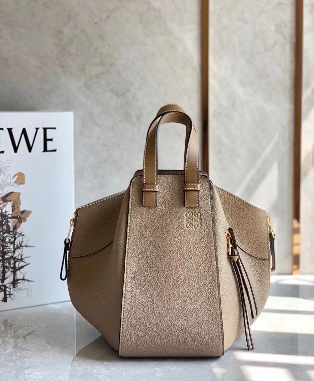 L0ew* hammock small bag in sand grained leather