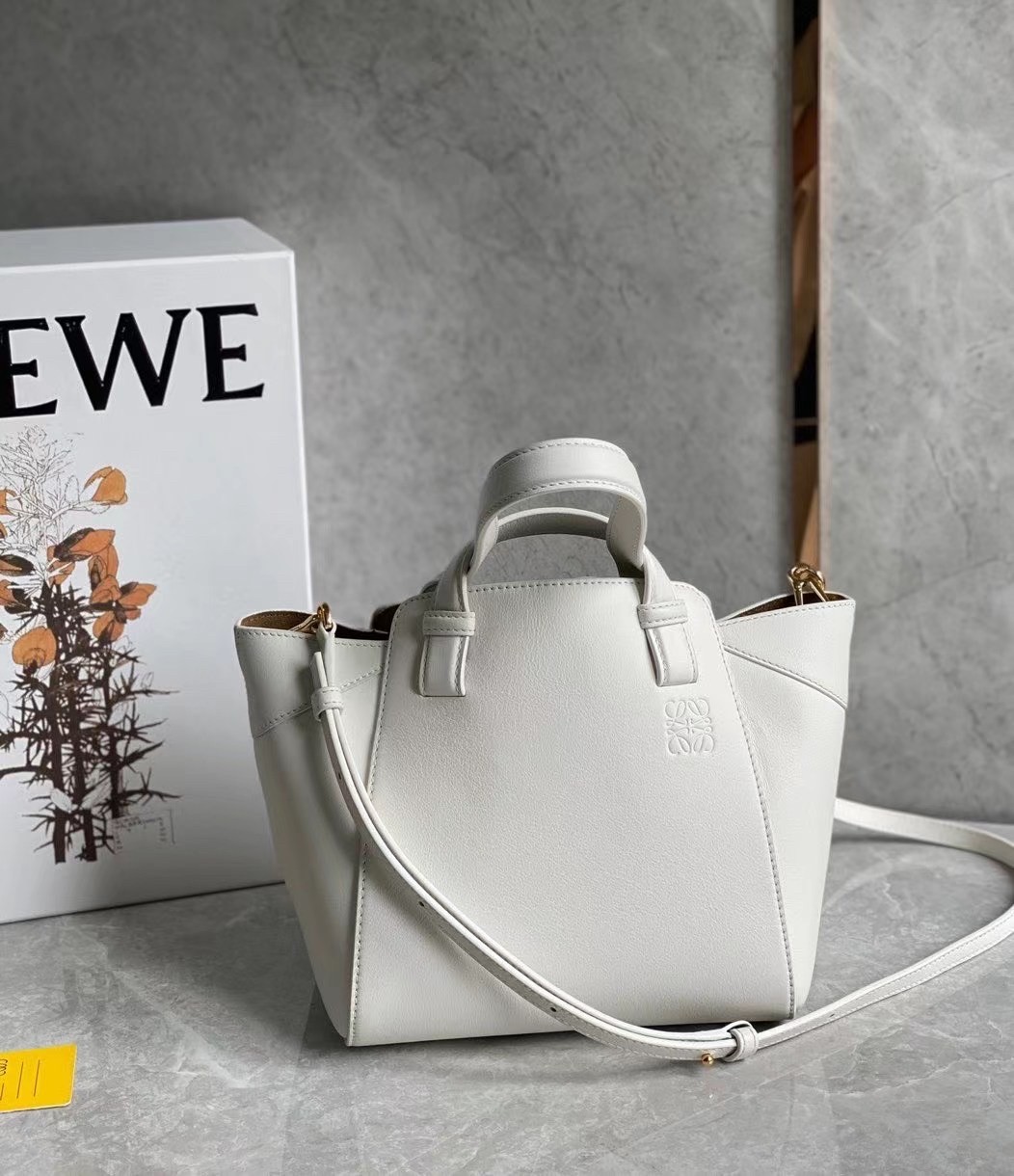 L0ew* hammock nugget bag in white calfskin