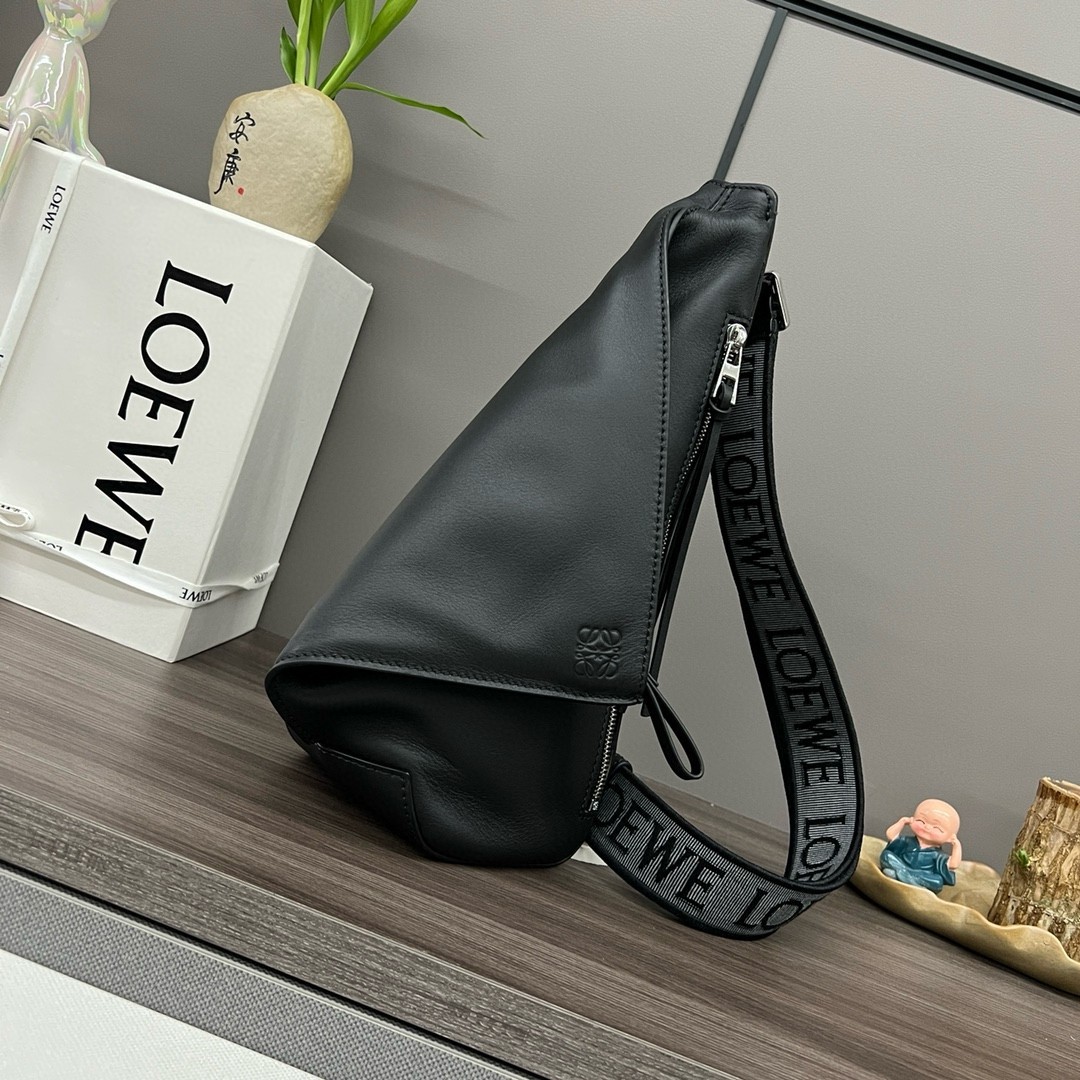 L0ew* anton sling bag in black calfskin and jacquard