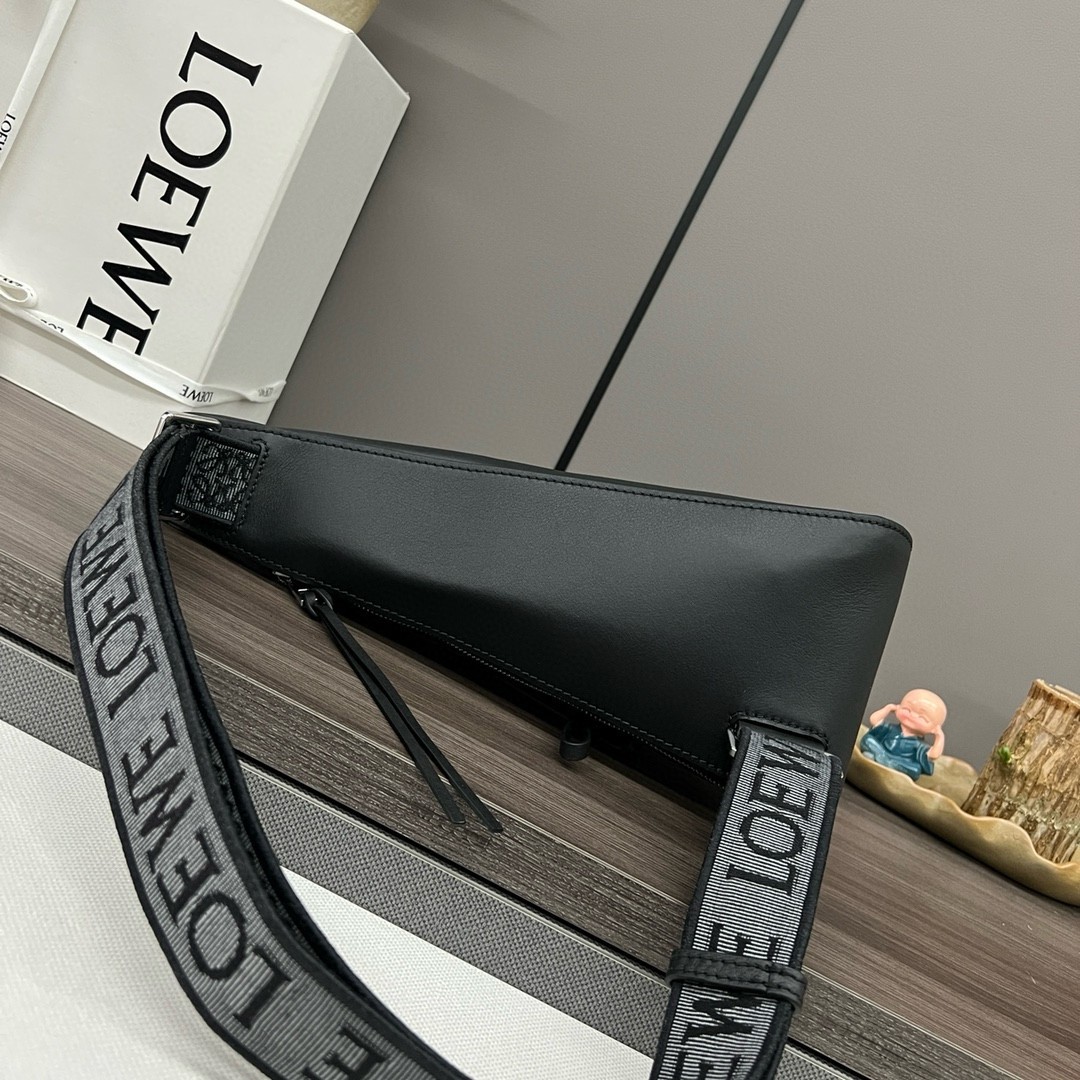 L0ew* anton sling bag in black calfskin and jacquard