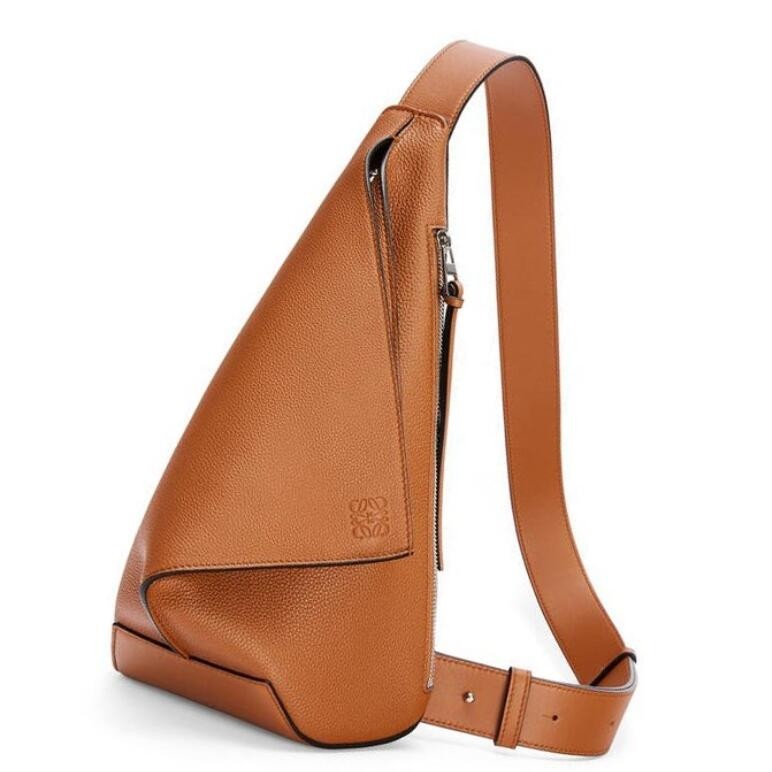 L0ew* anton sling bag in brown grained calfskin