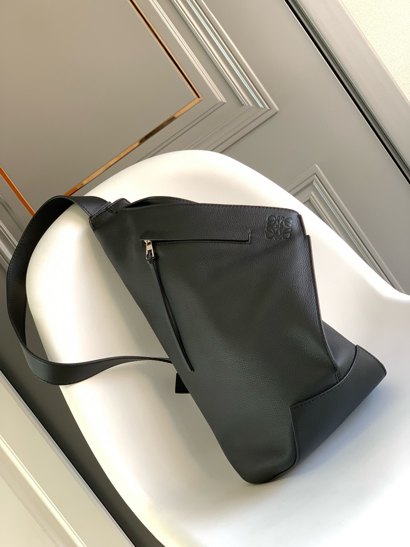 L0ew* anton sling bag in black grained calfskin