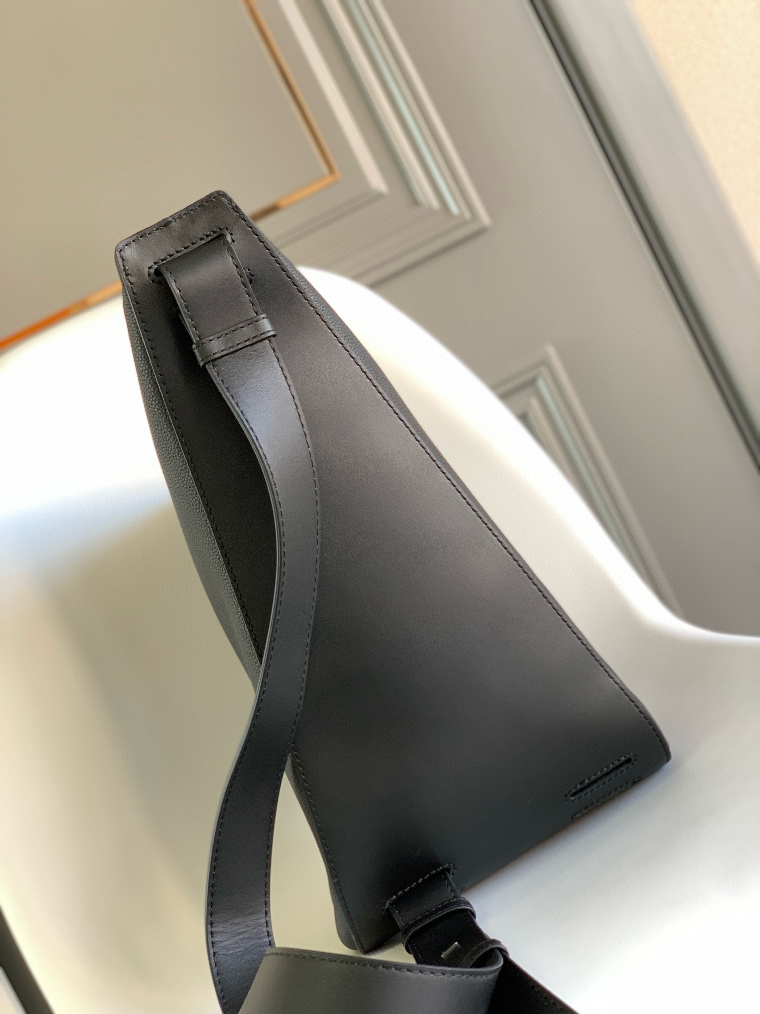 L0ew* anton sling bag in black grained calfskin