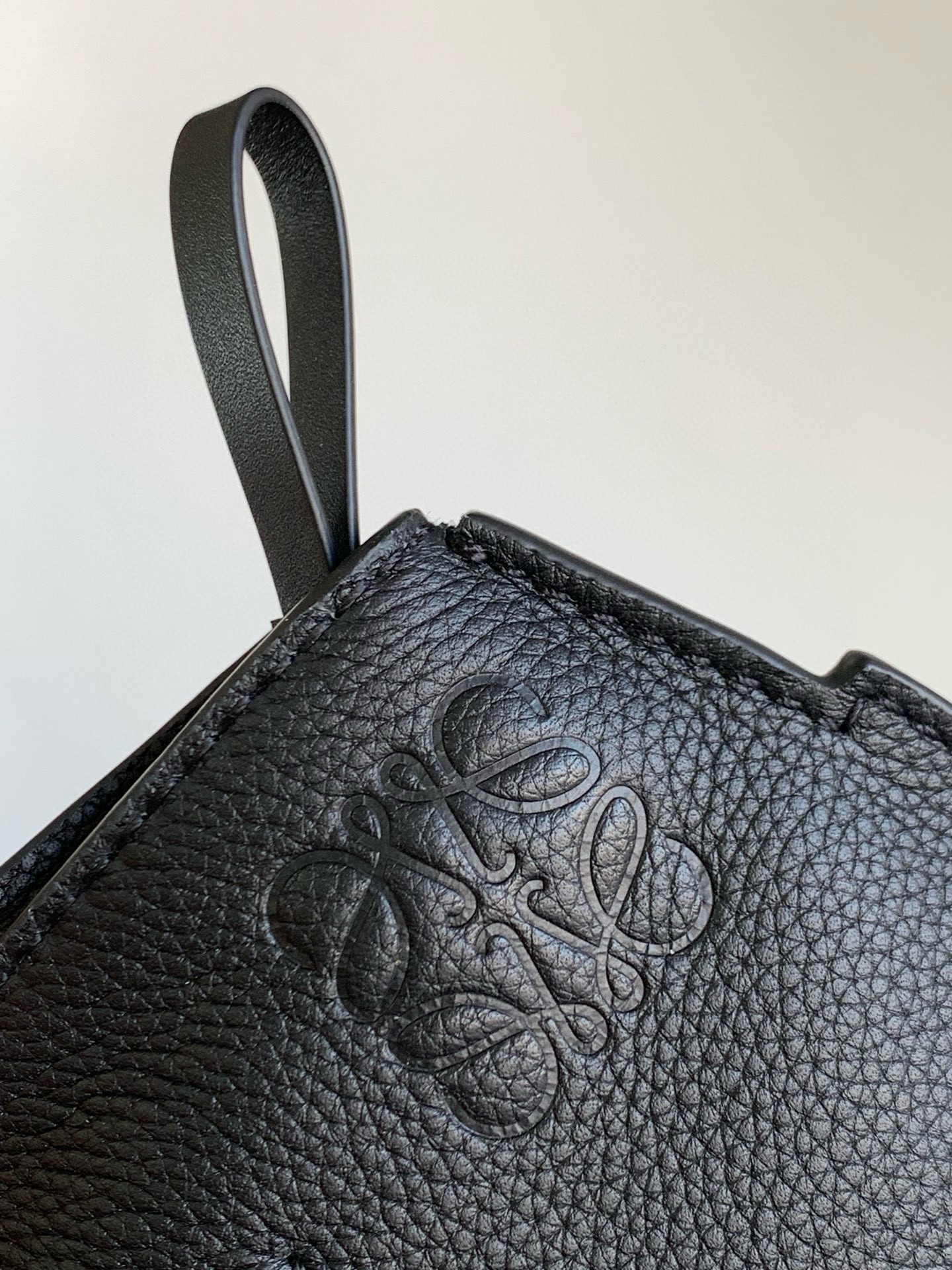L0ew* anton sling bag in black grained calfskin