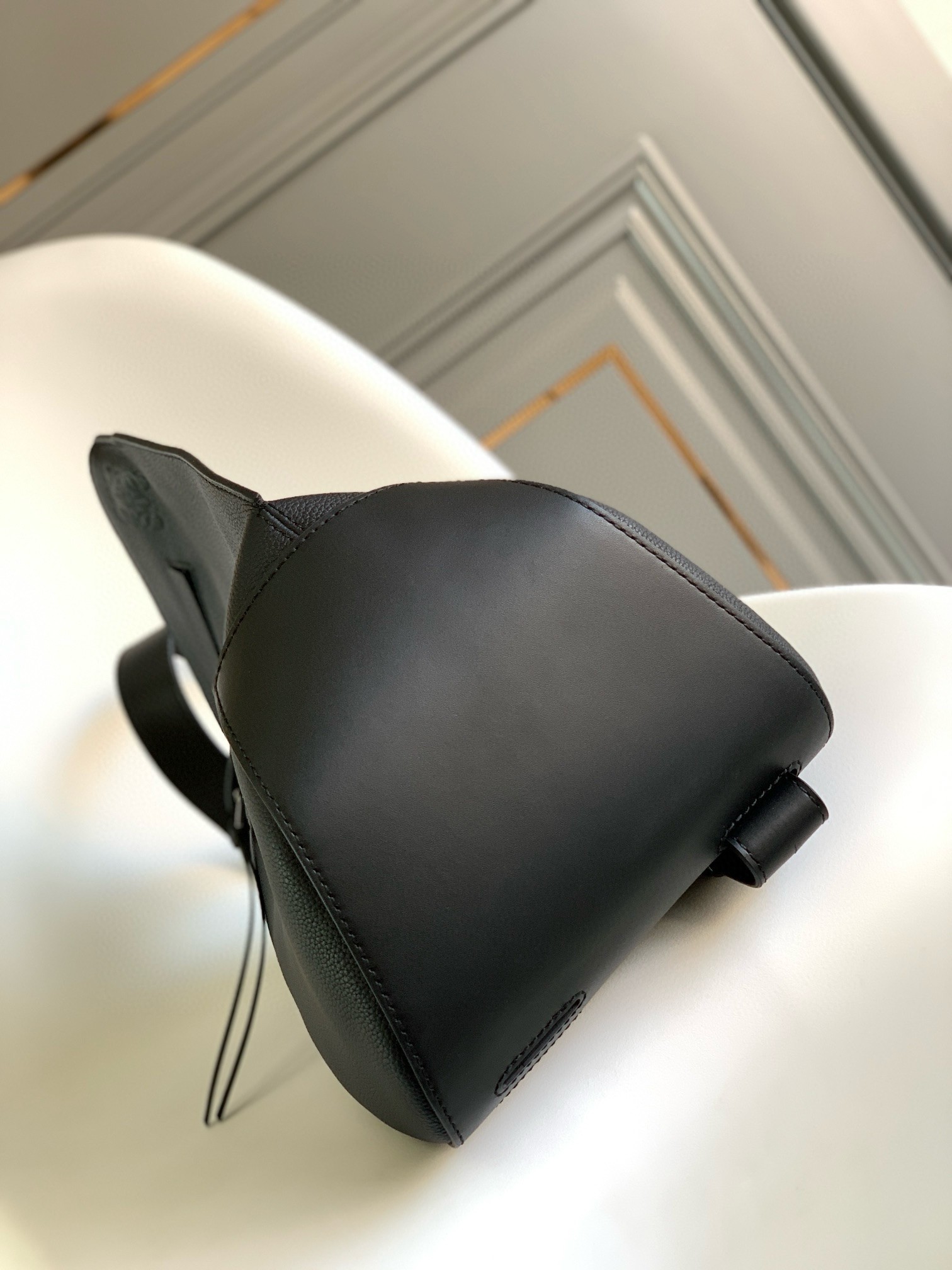 L0ew* anton sling bag in black grained calfskin