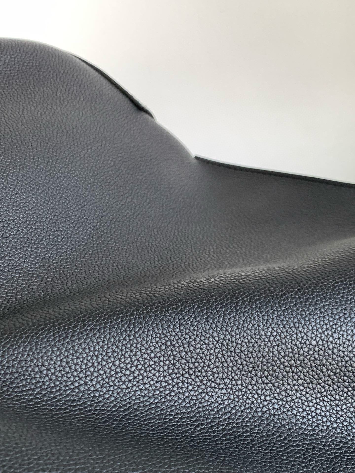 L0ew* anton sling bag in black grained calfskin