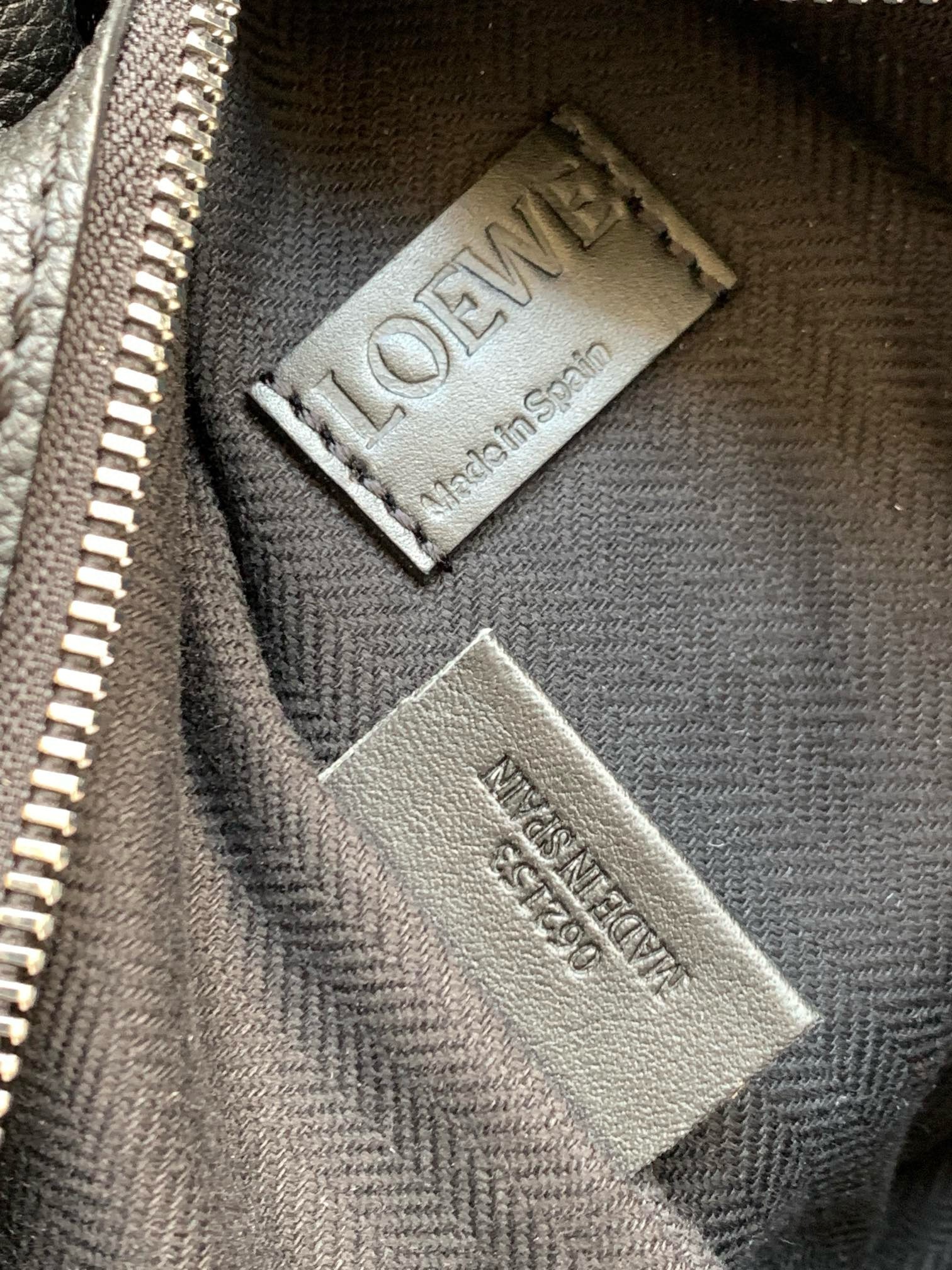 L0ew* anton sling bag in black grained calfskin