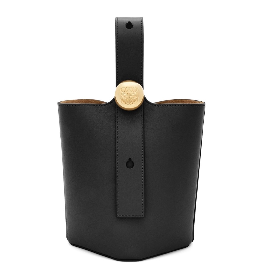 L0ew* mini pebble bucket bag in black calfskin