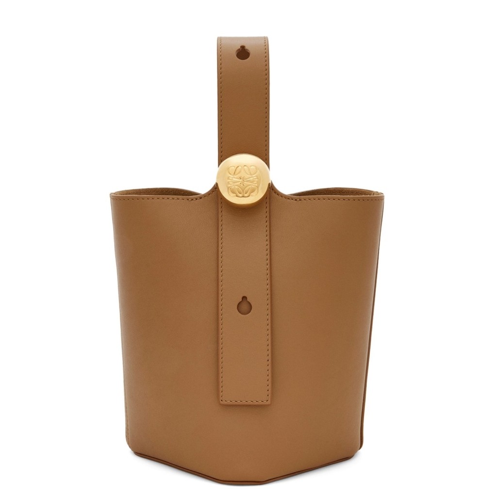 L0ew* mini pebble bucket bag in oak calfskin