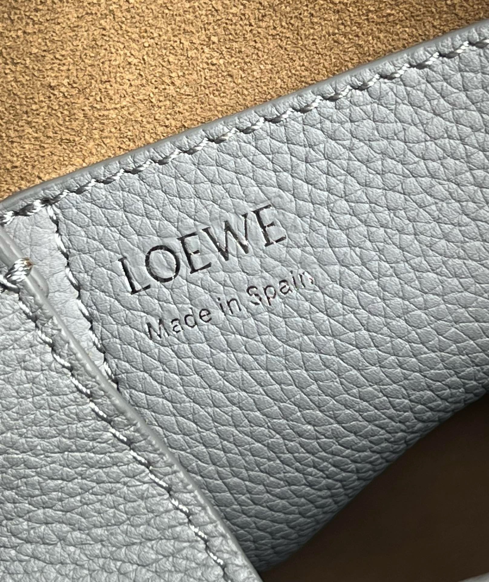 L0ew* mini pebble bucket bag in grey grained leather