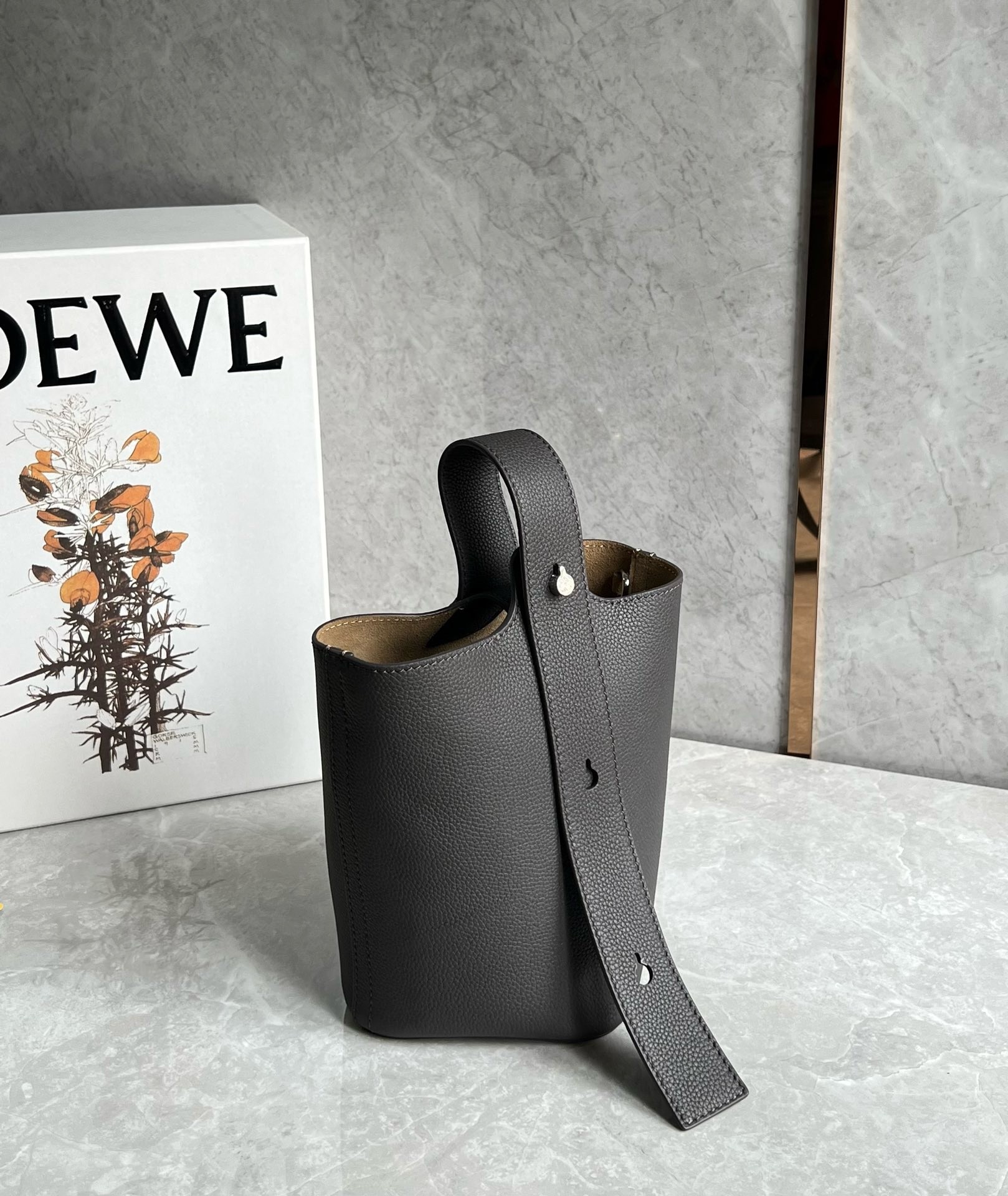 L0ew* mini pebble bucket bag in black grained leather
