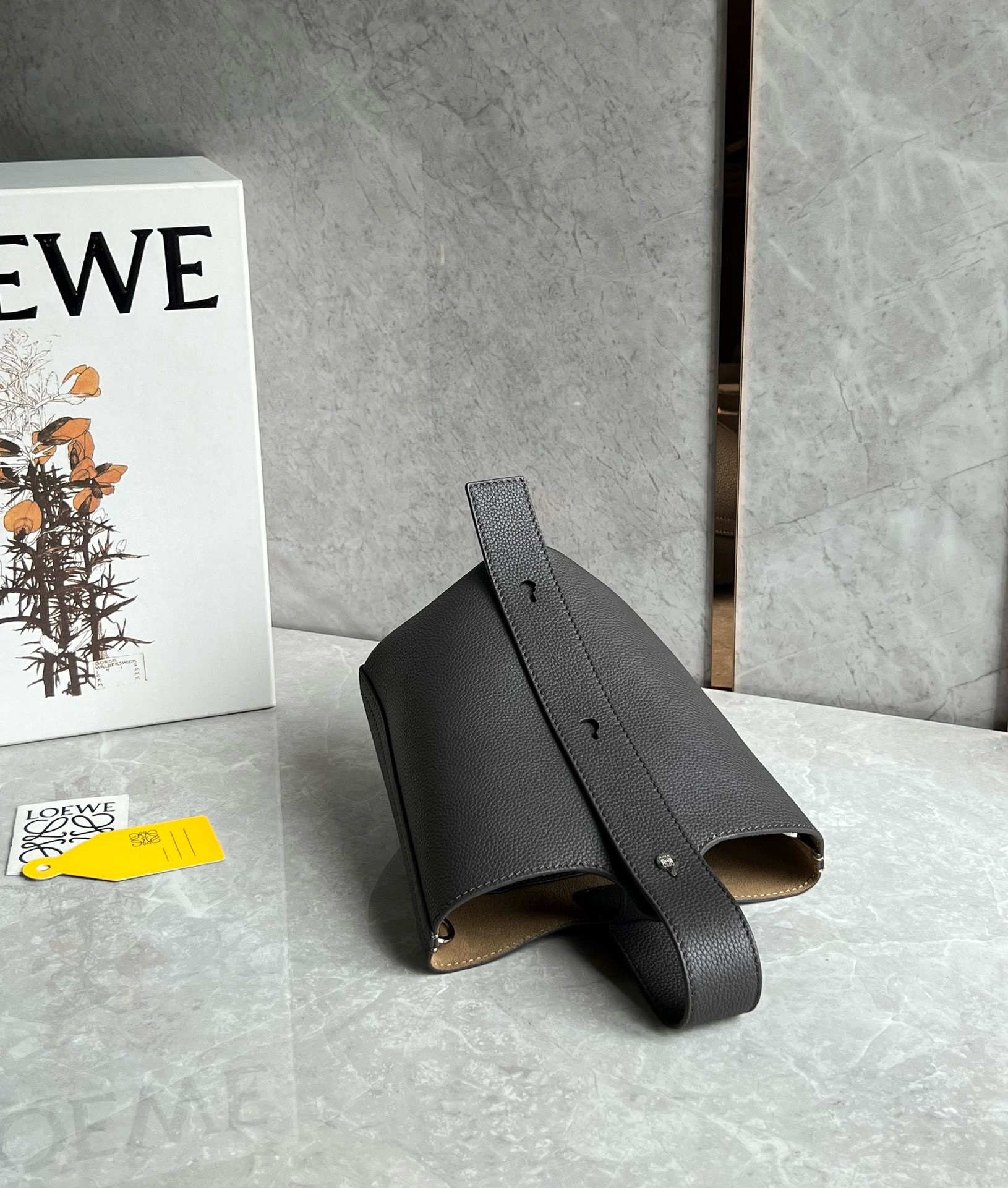 L0ew* mini pebble bucket bag in black grained leather