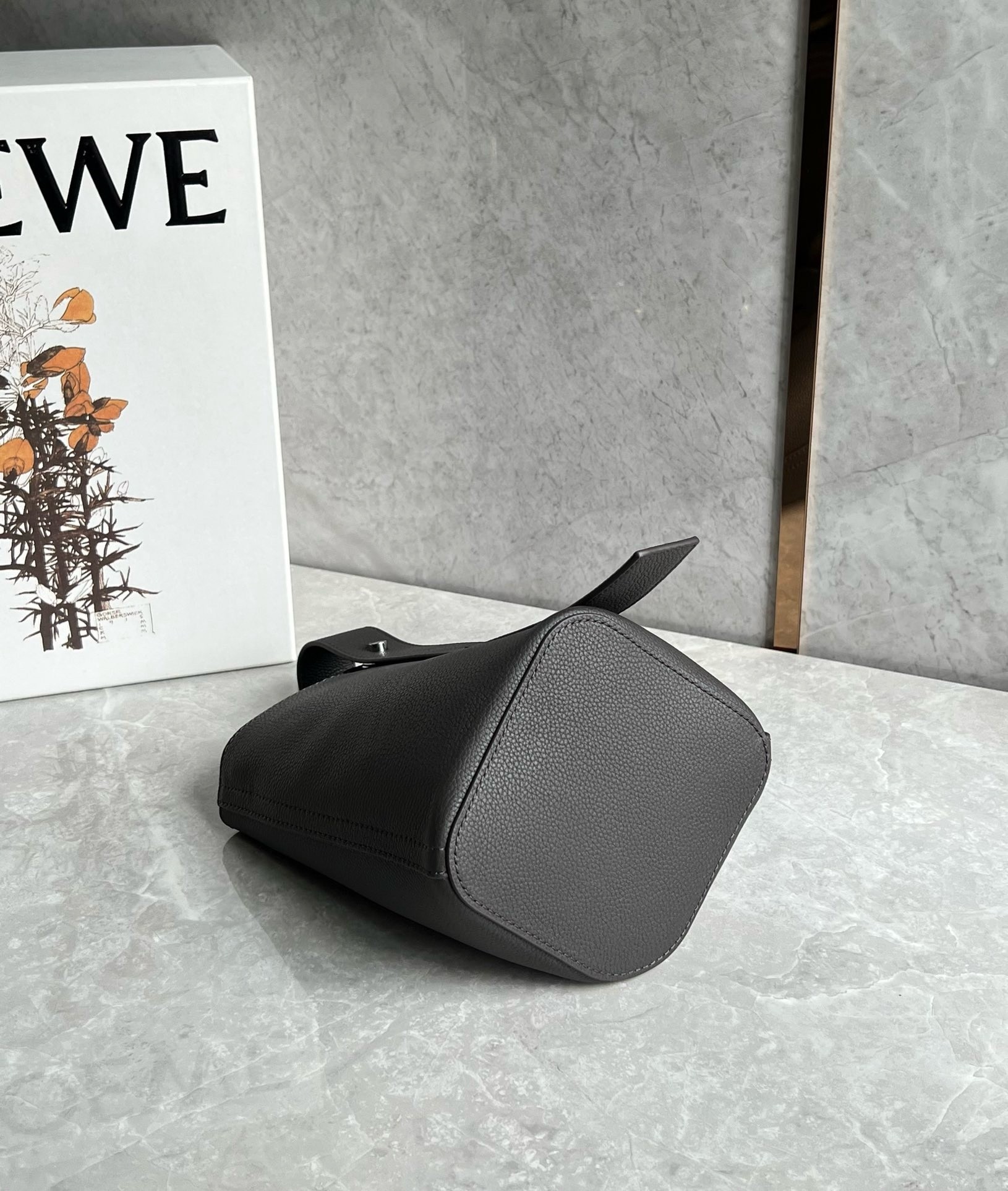 L0ew* mini pebble bucket bag in black grained leather