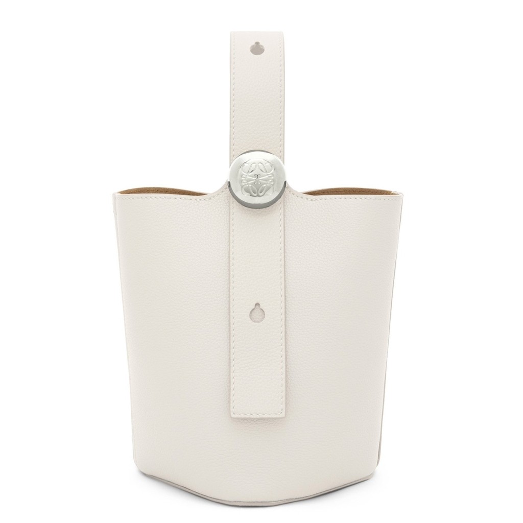 L0ew* mini pebble bucket bag in white grained leather