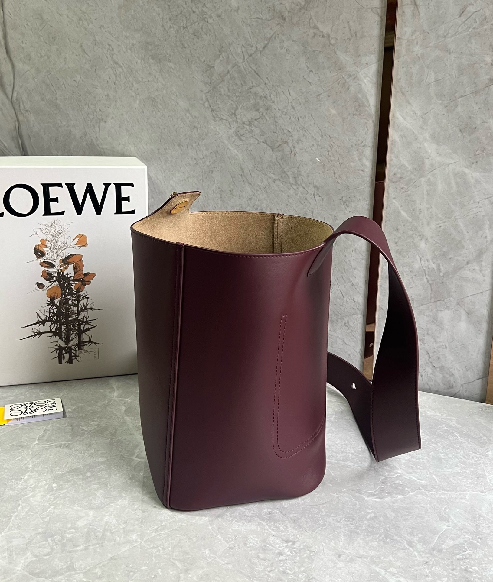 L0ew* medium pebble bucket bag in burgundy calfskin
