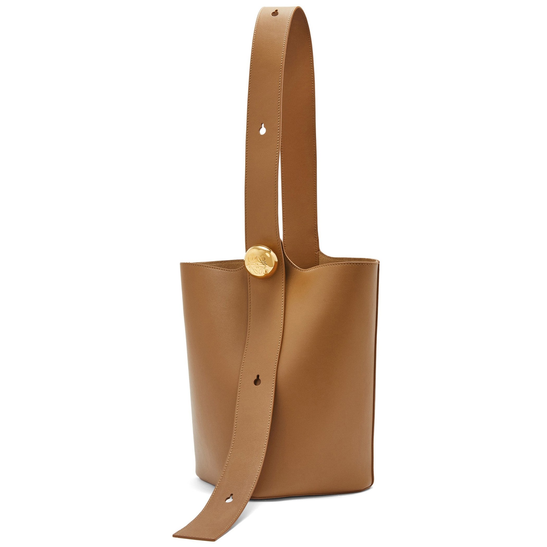 L0ew* medium pebble bucket bag in oak calfskin