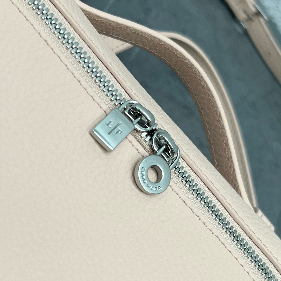 L**o p*ana extra pocket pouch l19 in pink grained leather