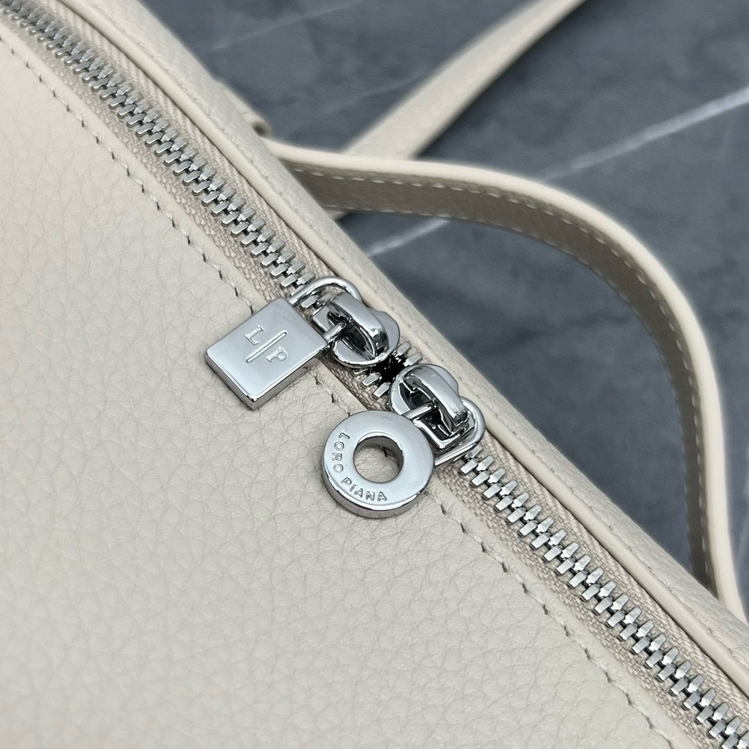 L**o p*ana extra pocket pouch l19 in white grained leather