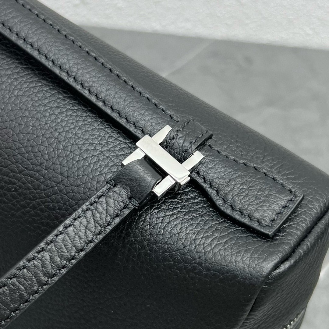 L**o p*ana extra pocket pouch l27 in black grained leather