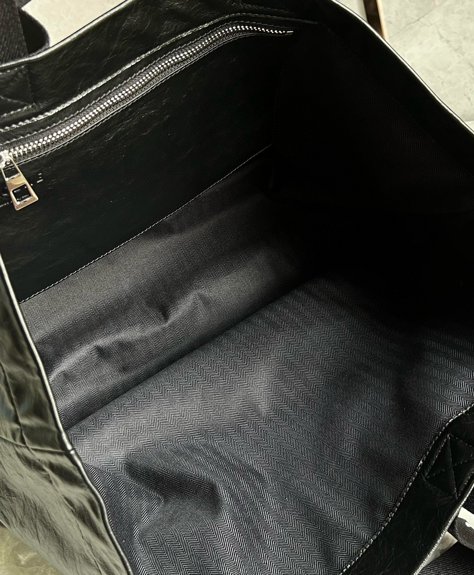 L0ew* fold shopper bag in black paper calfskin