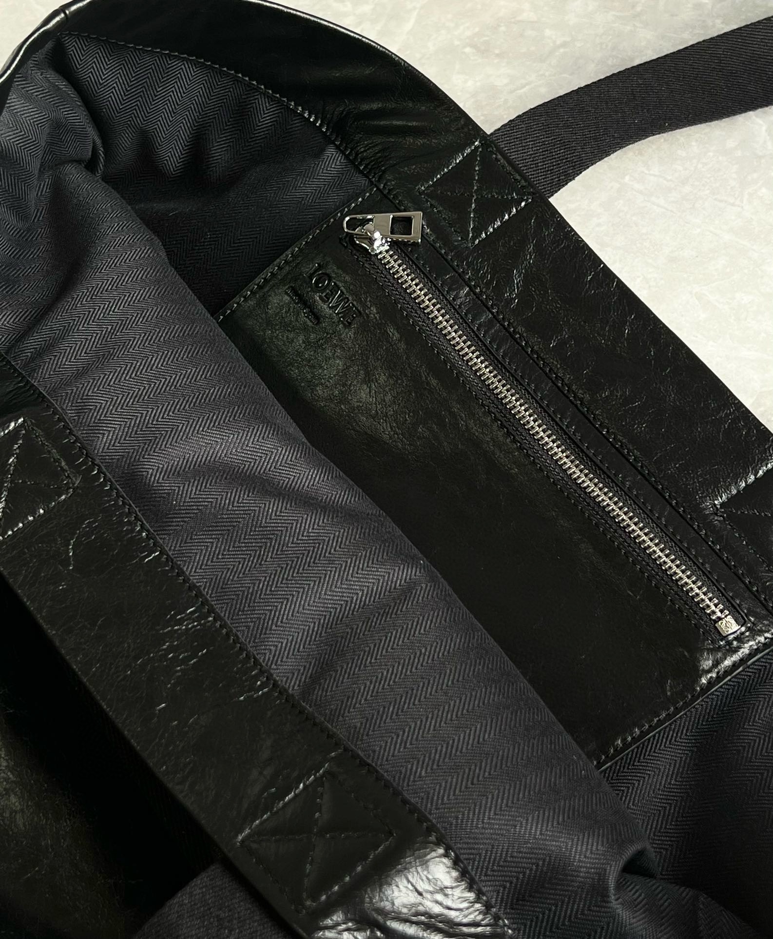 L0ew* fold shopper bag in black paper calfskin