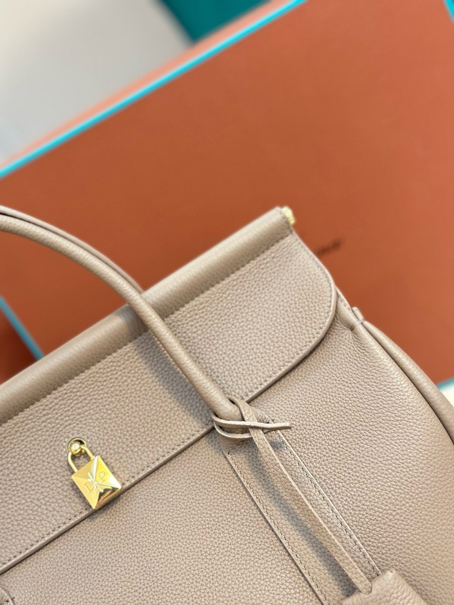 L**o p*ana loom l32 bag in fossil grained leather