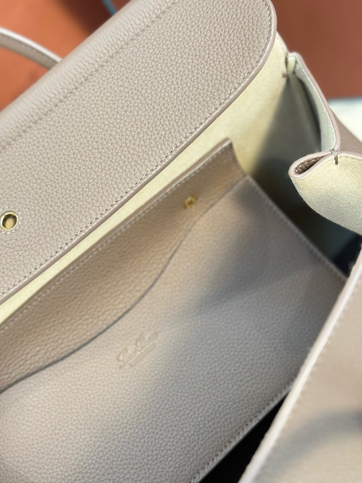 L**o p*ana loom l32 bag in fossil grained leather