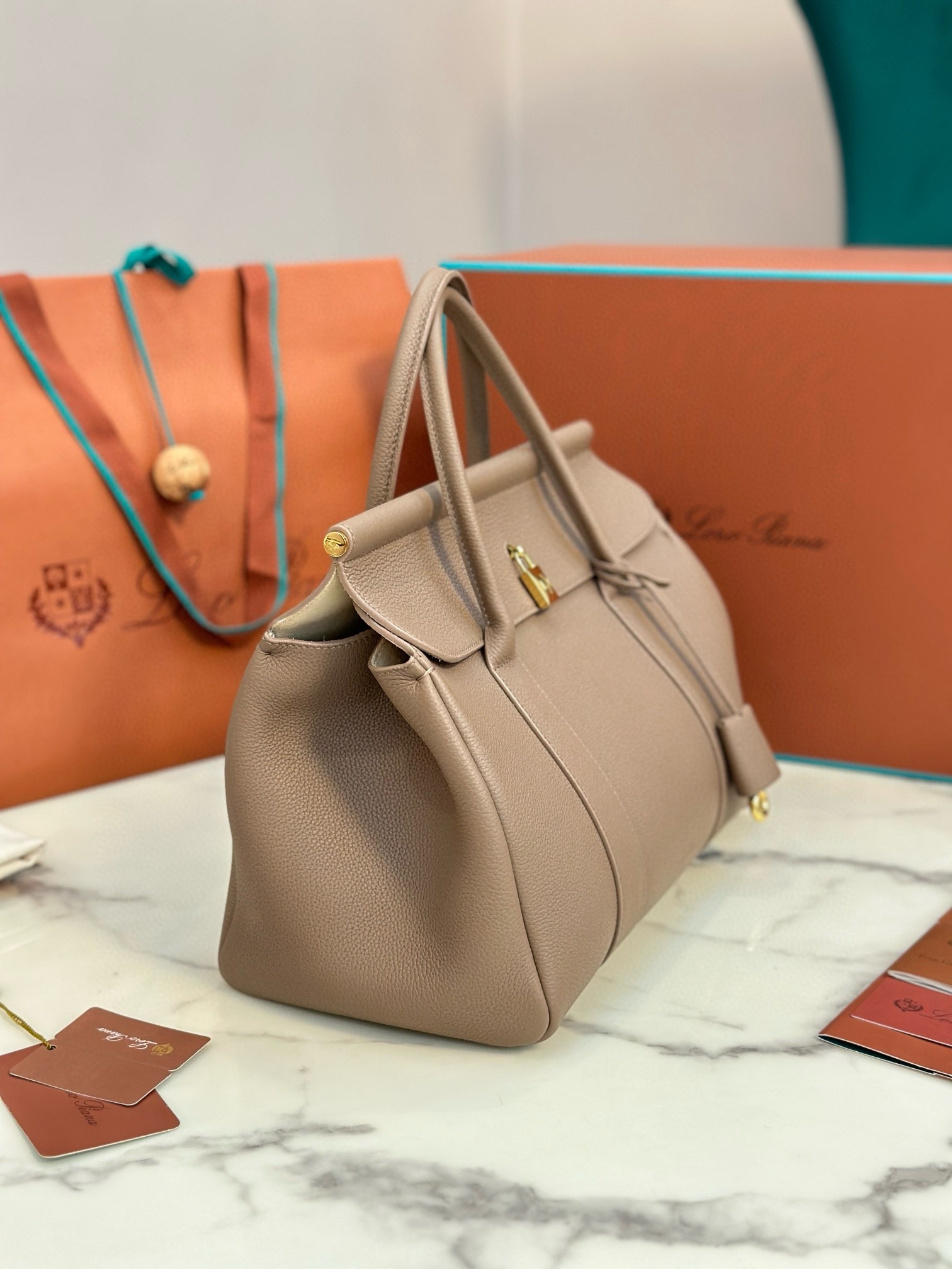 L**o p*ana loom l32 bag in fossil grained leather