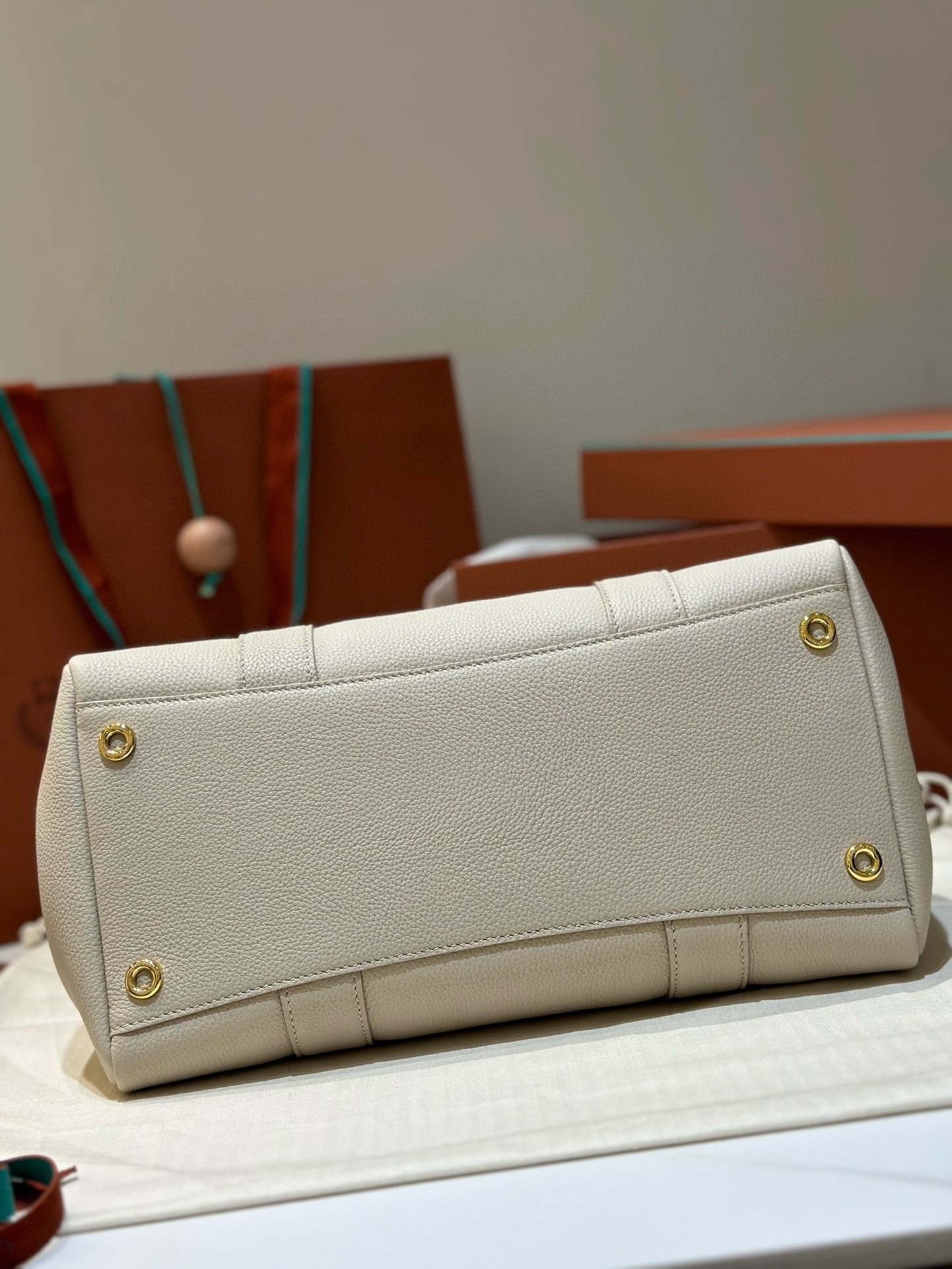 L**o p*ana loom l32 bag in light travertine grained leather