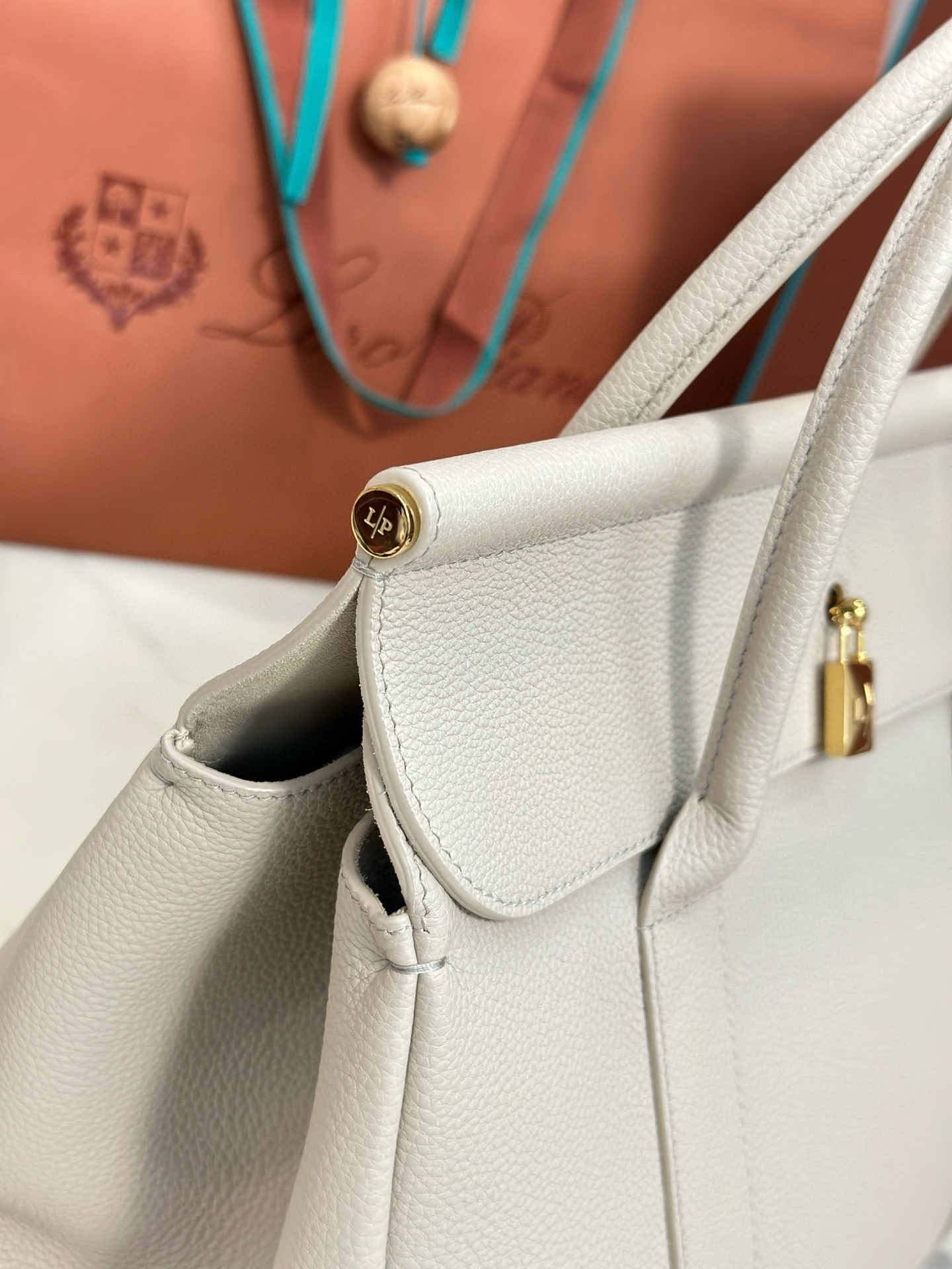 L**o p*ana loom l32 bag in light travertine grained leather