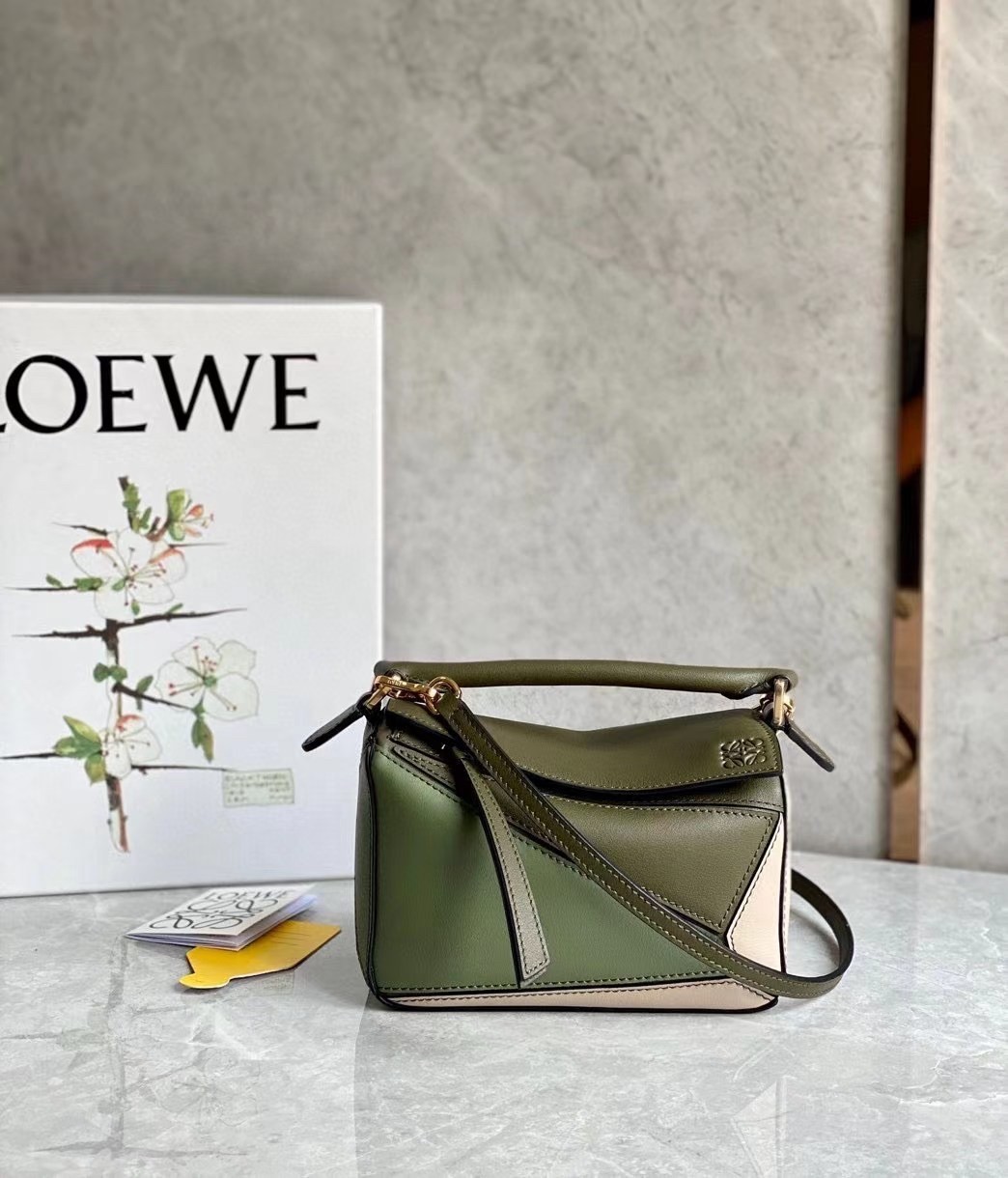 L0ew* puzzle mini bag in green/oat calfskin