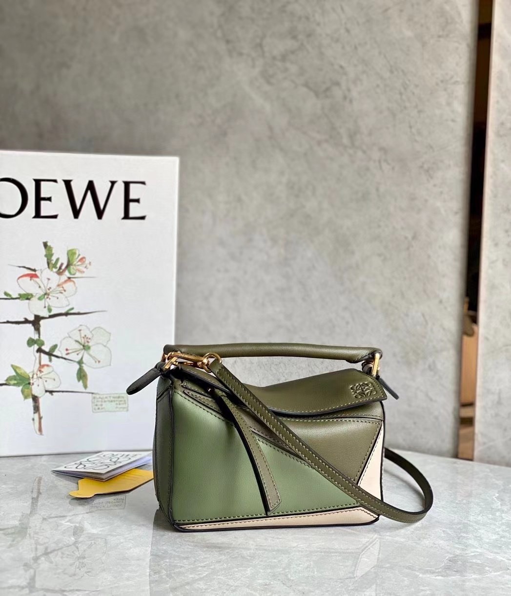 L0ew* puzzle mini bag in green/oat calfskin