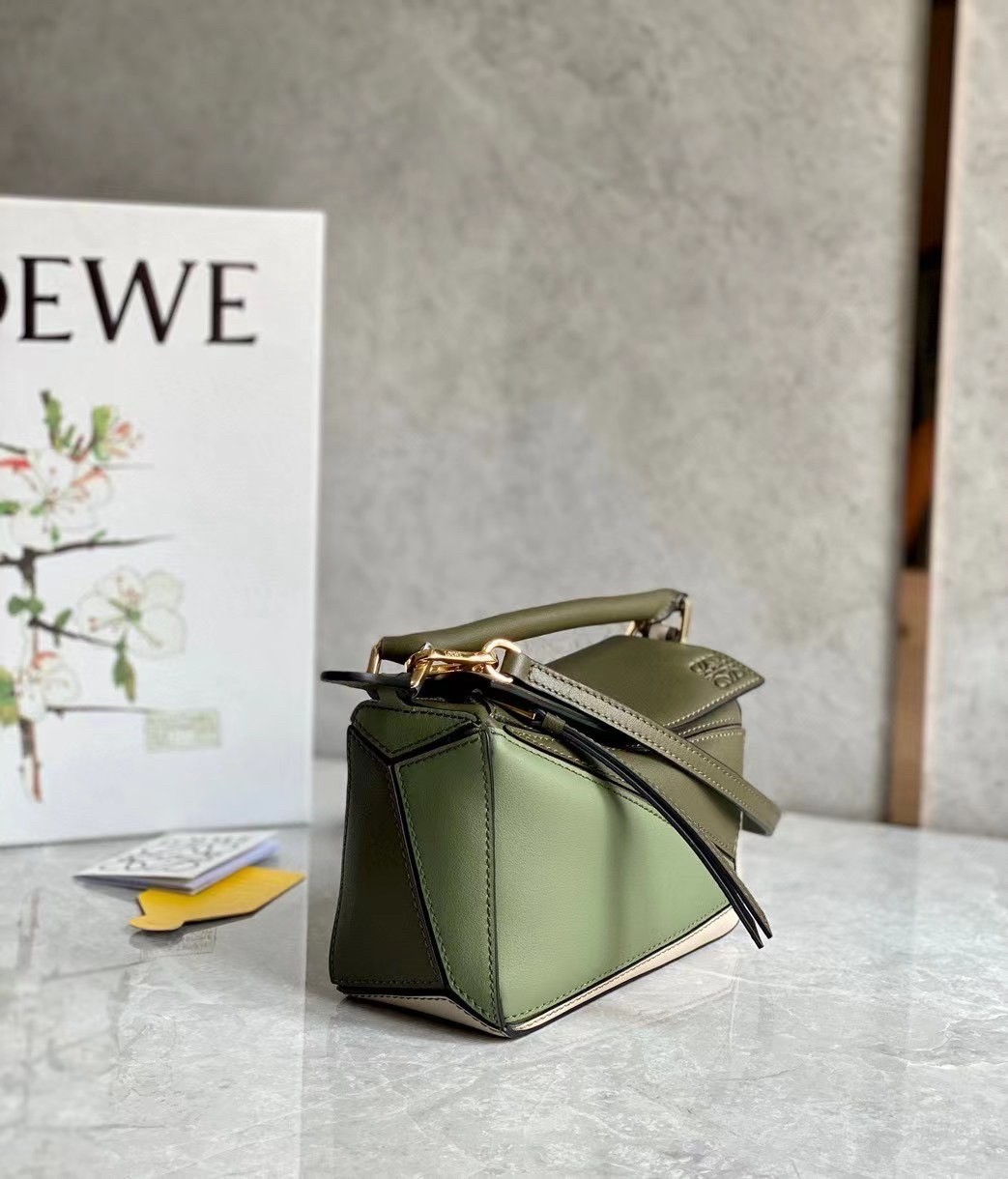 L0ew* puzzle mini bag in green/oat calfskin