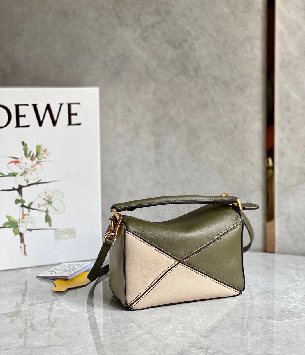 L0ew* puzzle mini bag in green/oat calfskin