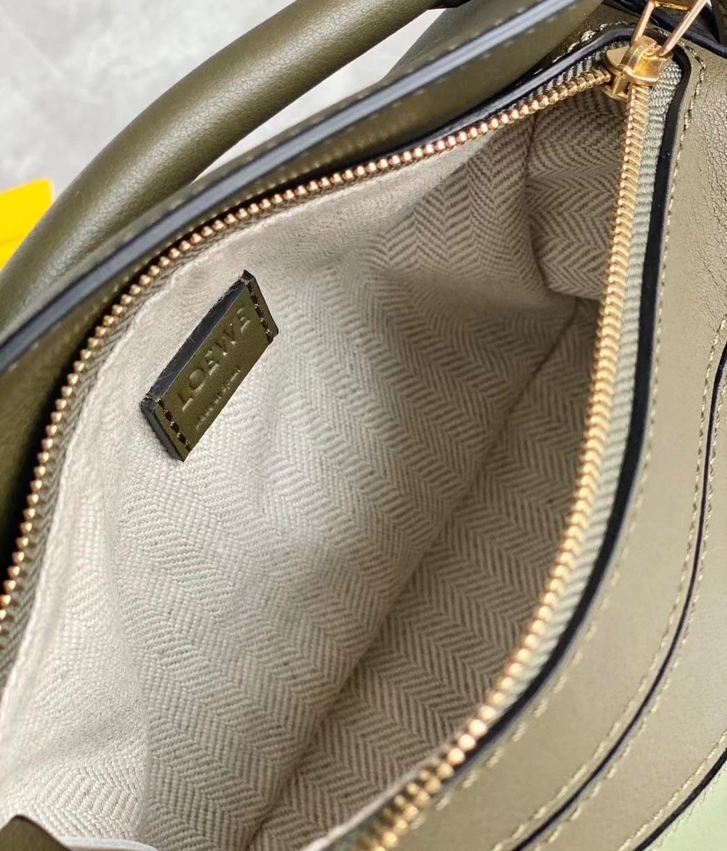 L0ew* puzzle mini bag in green/oat calfskin