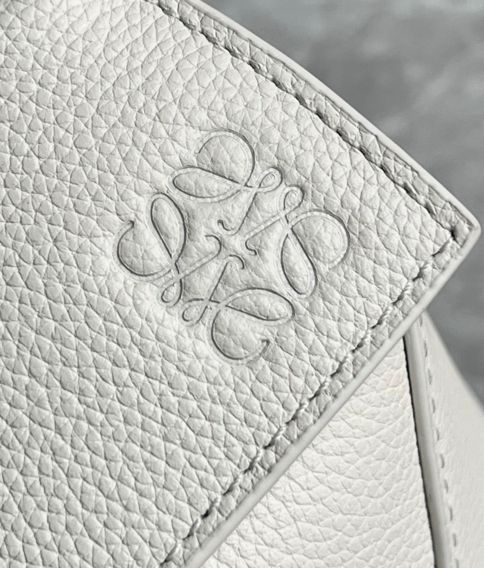 L0ew* puzzle small bag in white grained leather