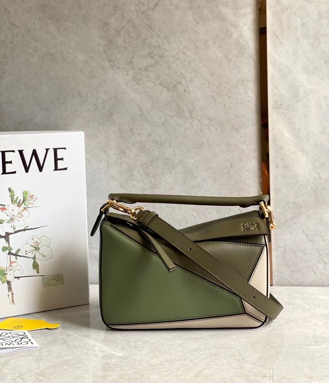 L0ew* puzzle small bag in green/oat calfskin