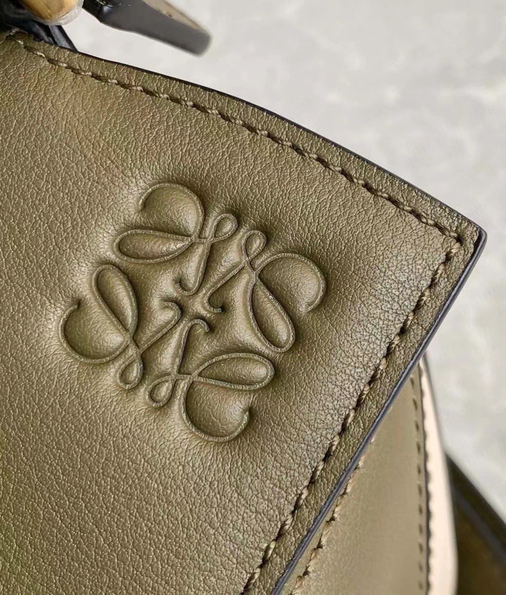L0ew* puzzle small bag in green/oat calfskin