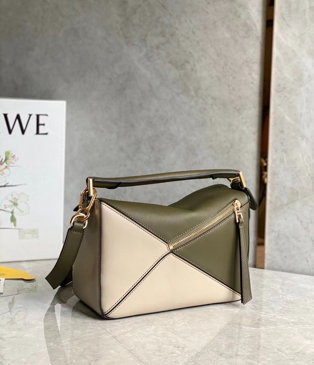 L0ew* puzzle small bag in green/oat calfskin