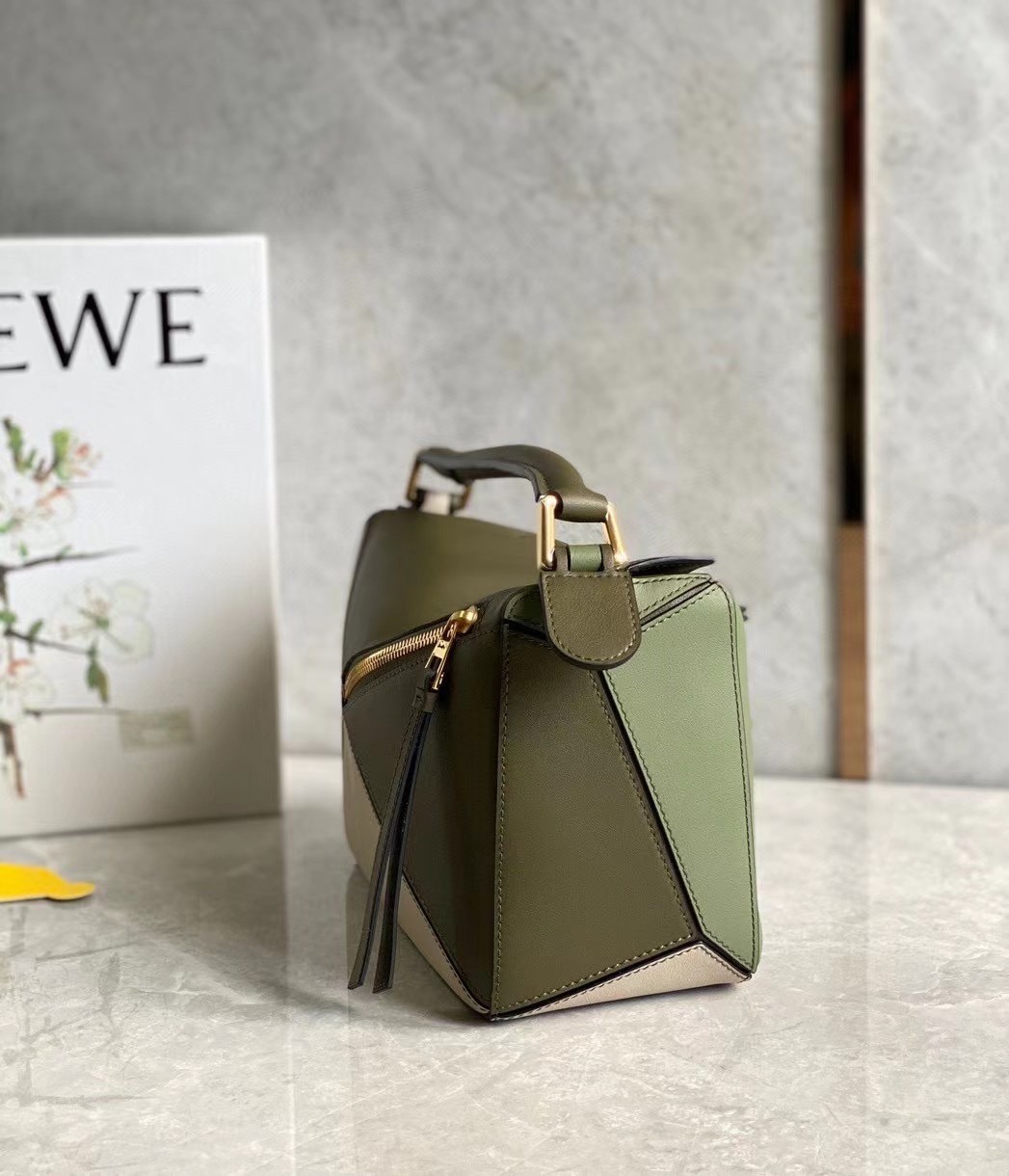 L0ew* puzzle small bag in green/oat calfskin