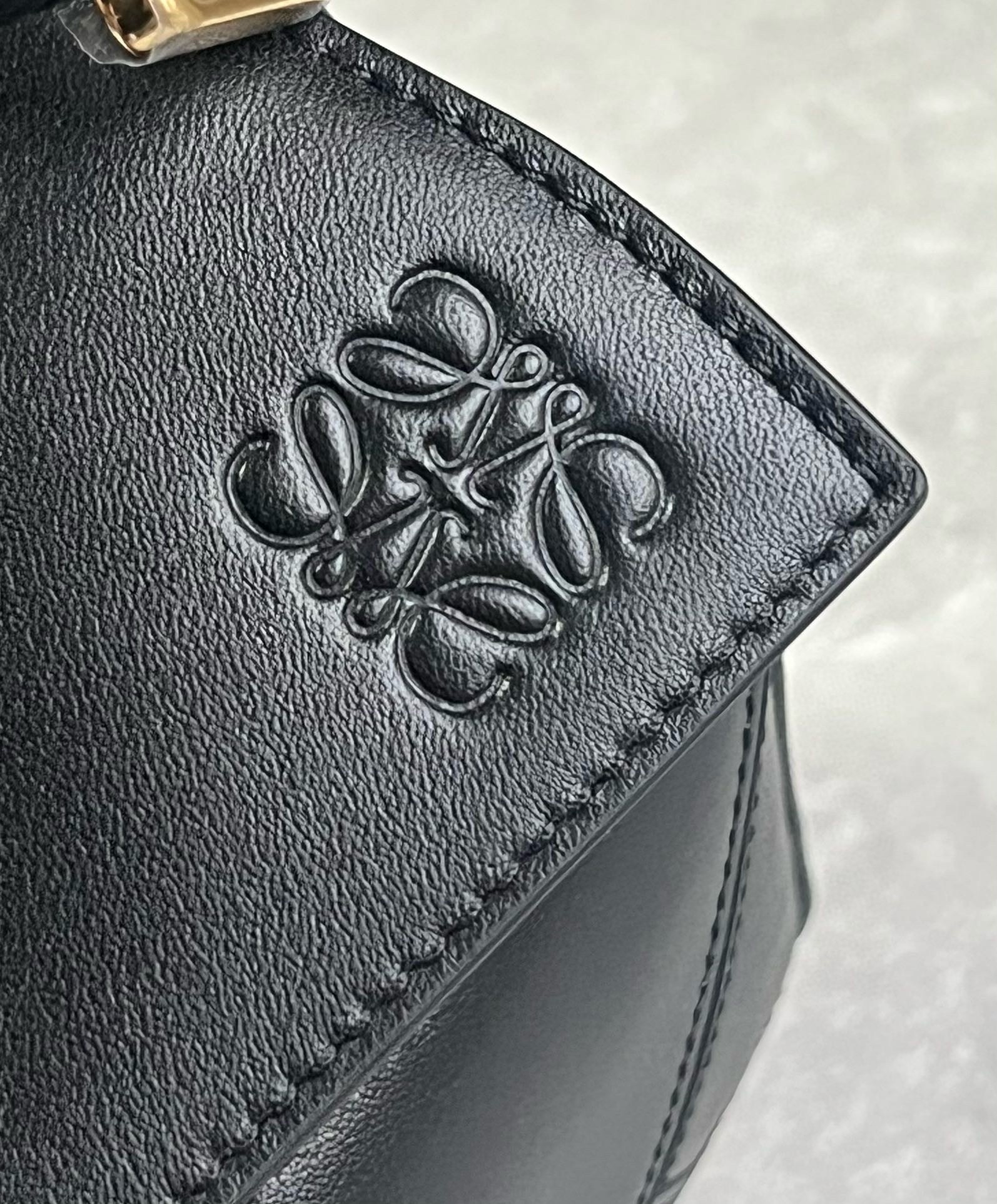 L0ew* puzzle small bag in black calfskin with woven handle