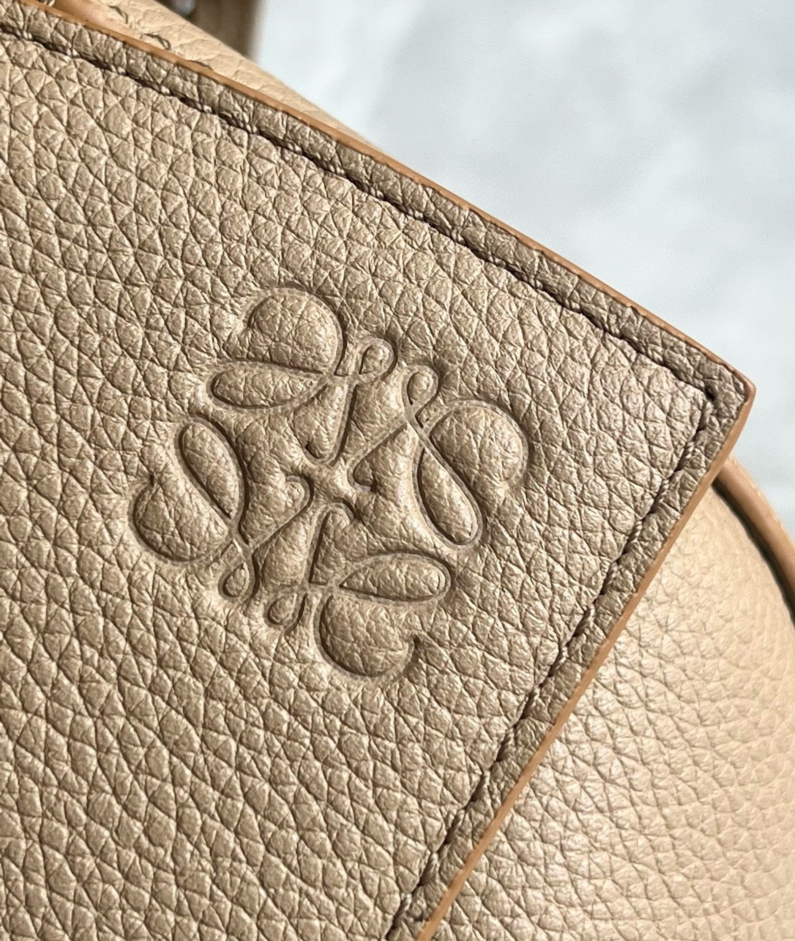 L0ew* puzzle medium bag in sand grained calfskin