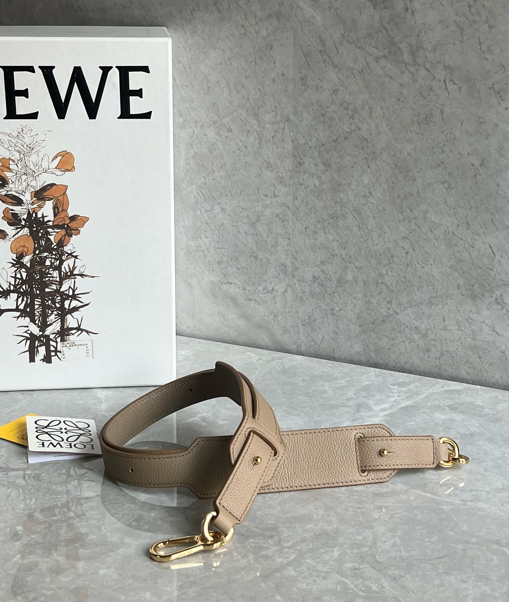 L0ew* puzzle medium bag in sand grained calfskin