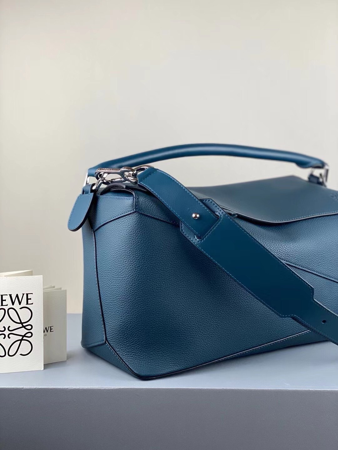 L0ew* large puzzle bag in blue grained leather