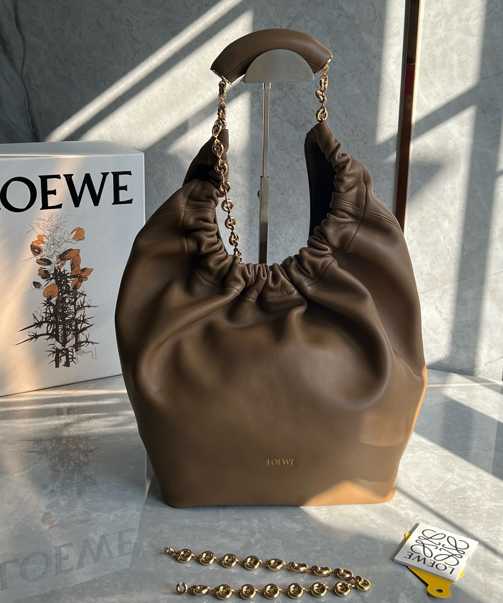 L0ew* medium squeeze bag in brown nappa lambskin