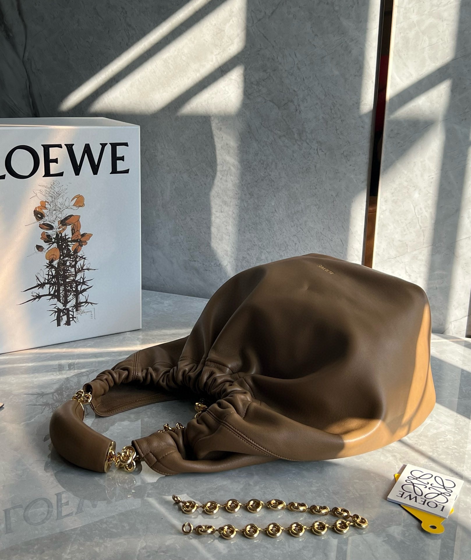 L0ew* medium squeeze bag in brown nappa lambskin
