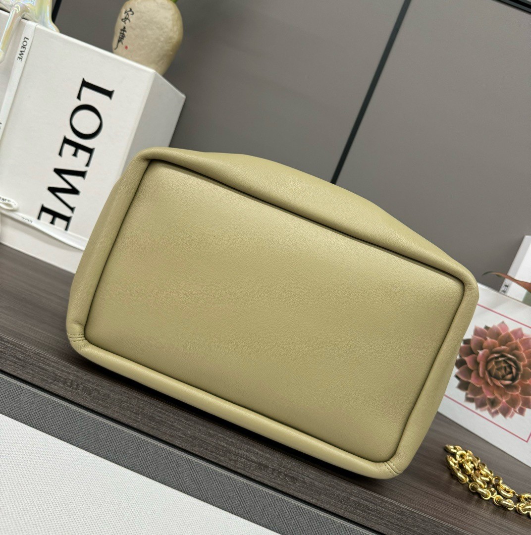L0ew* medium squeeze bag in clay green nappa lambskin