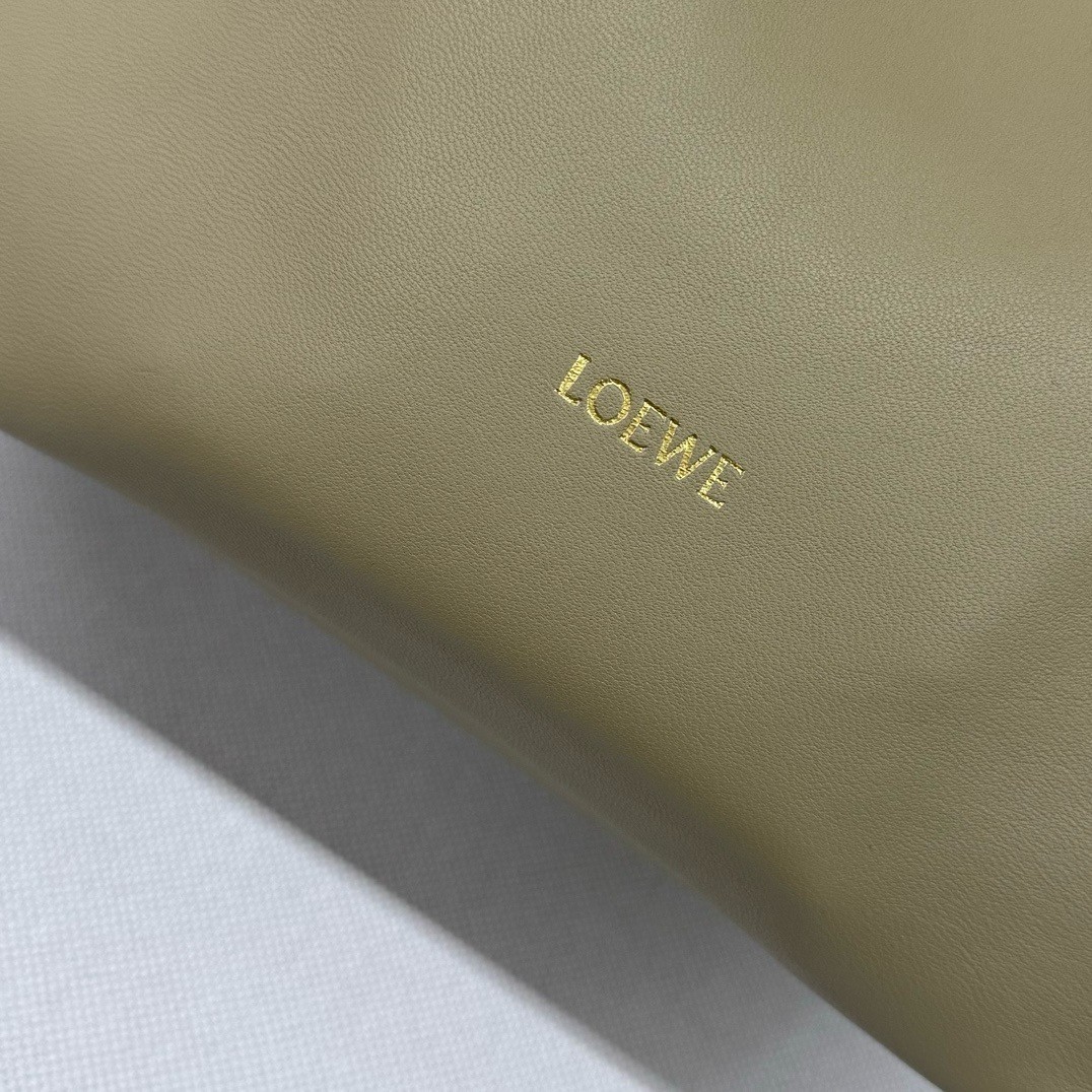 L0ew* medium squeeze bag in clay green nappa lambskin