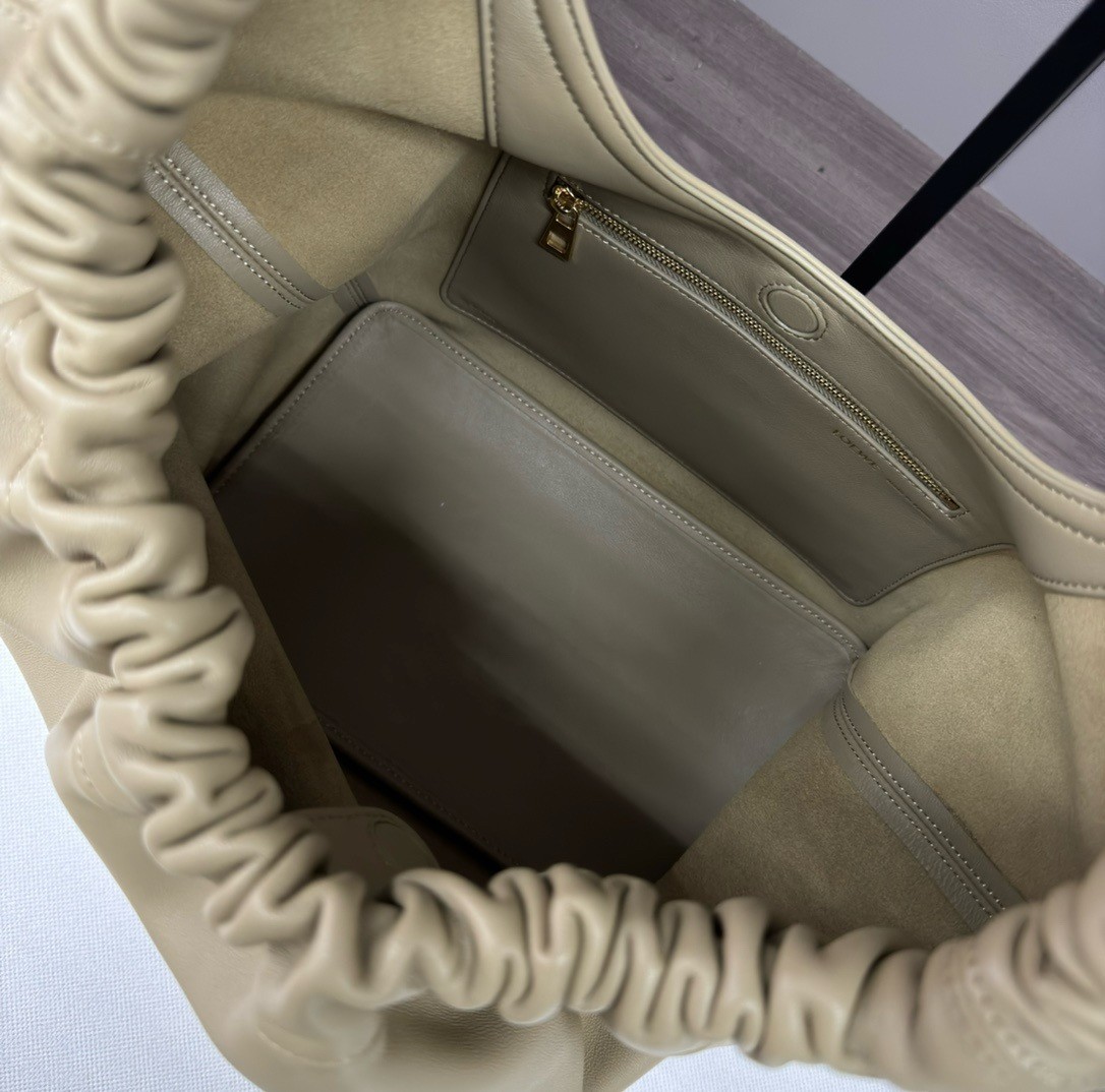 L0ew* medium squeeze bag in clay green nappa lambskin
