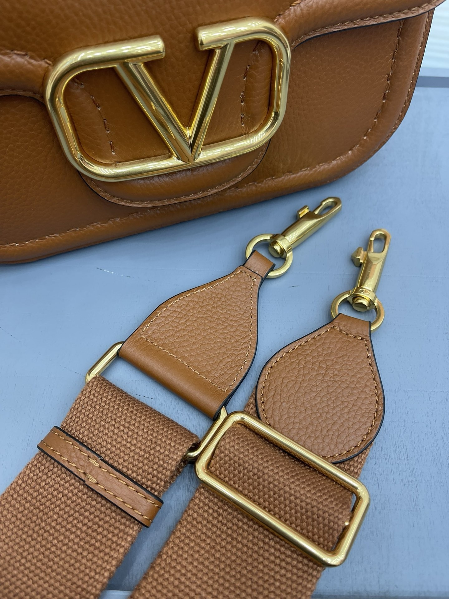 Va1e*ntin0 alltime shoulder bag in brown grained leather